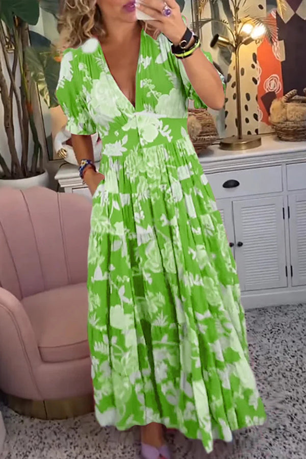 Kleid mit V-Ausschnitt und Tasche und Blumenmuster