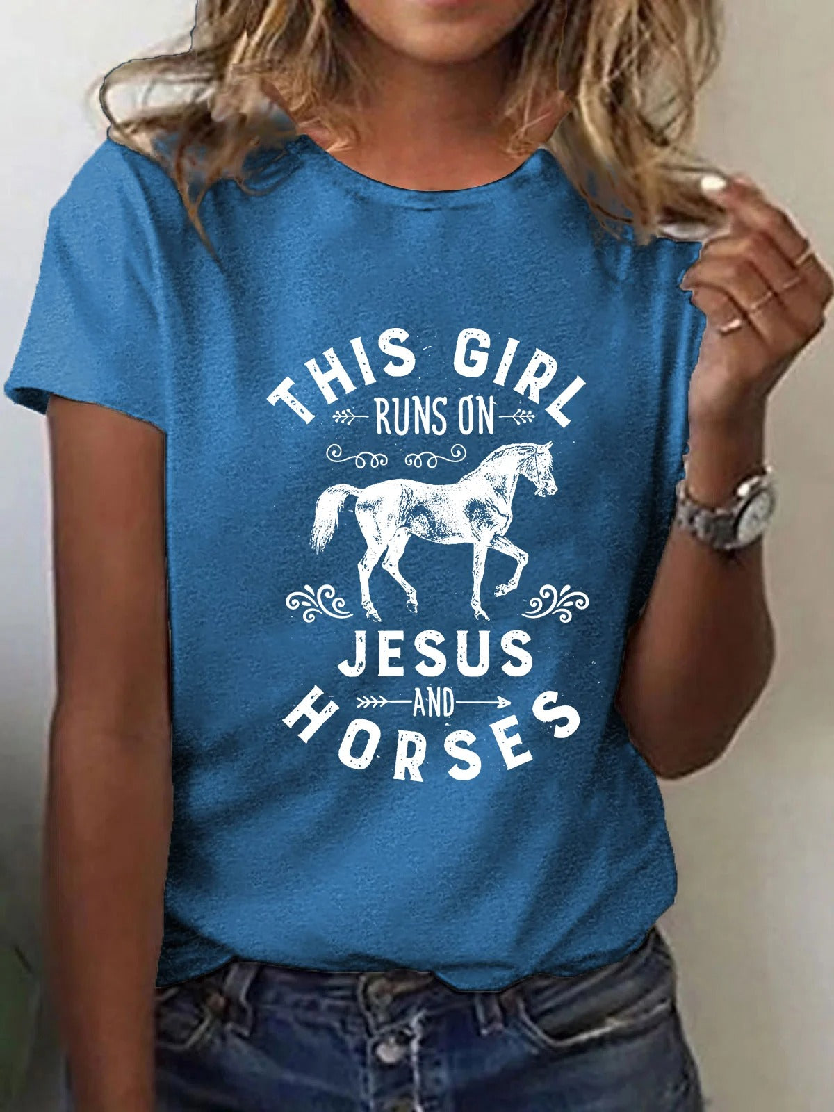 T-shirt imprimé « Cette fille court avec Jésus et les chevaux » pour femme