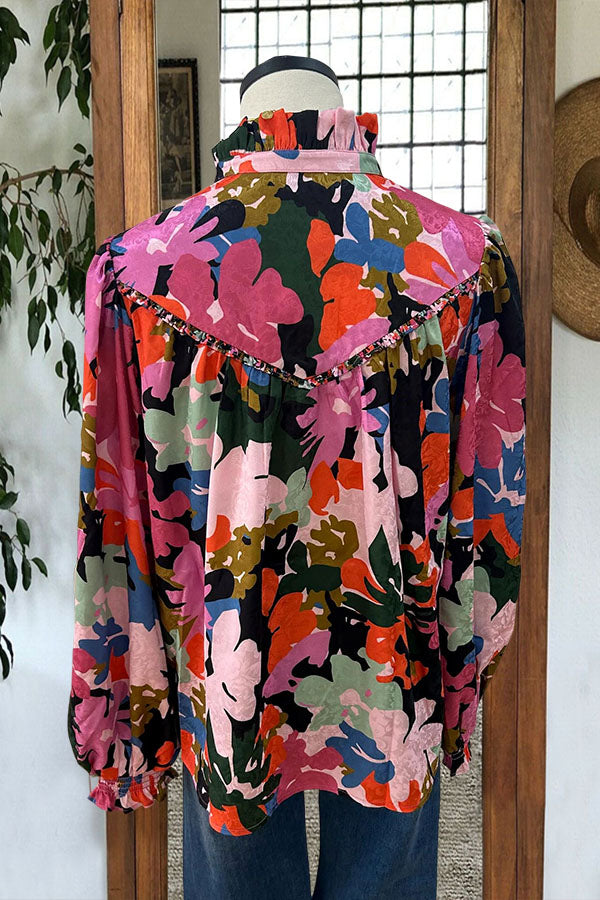 Schöne Bluse mit Rüschen und langen Ärmeln und Blumenmuster