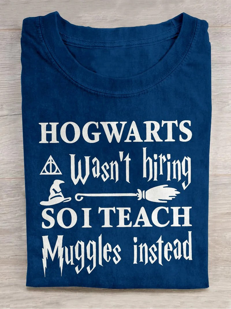 Poudlard n'embauchait pas, alors j'enseigne aux Moldus à la place. Rat de bibliothèque, nerd, baguette magique, sorcier, t-shirt imprimé décontracté