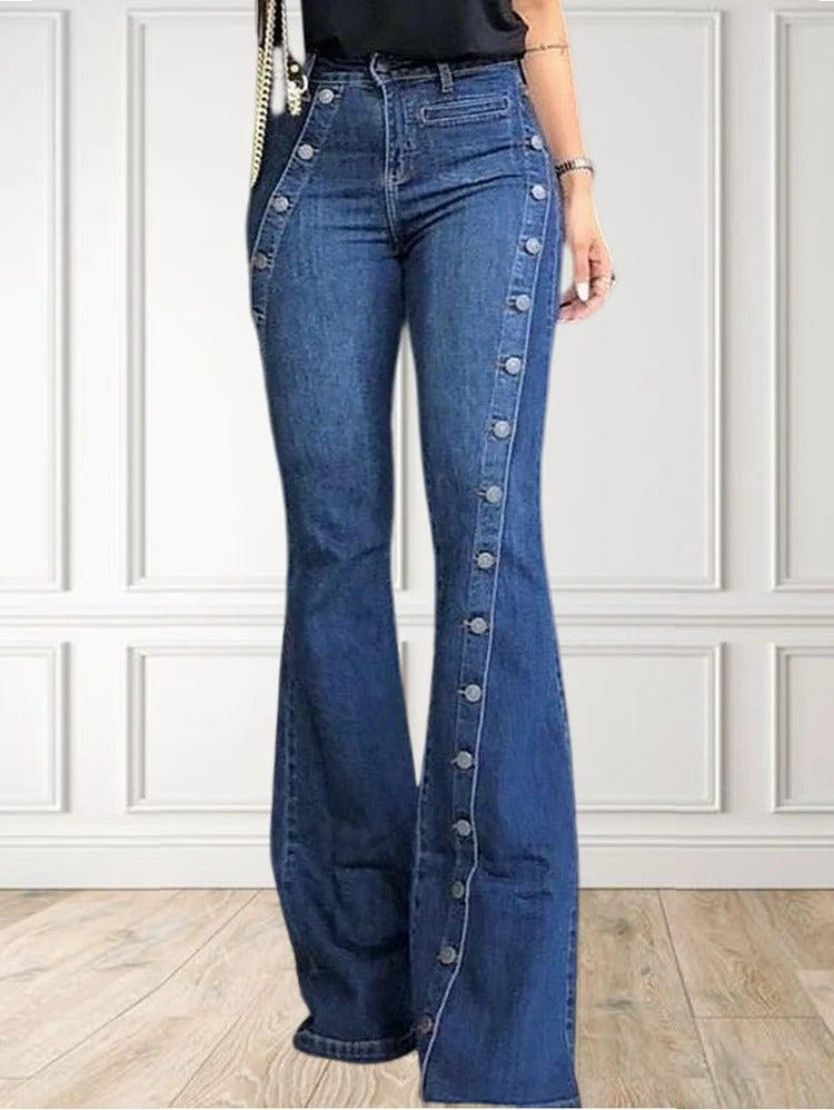 Modische, schlichte, lange Jeanshose mit ausgestelltem Bein und Knopfdekor