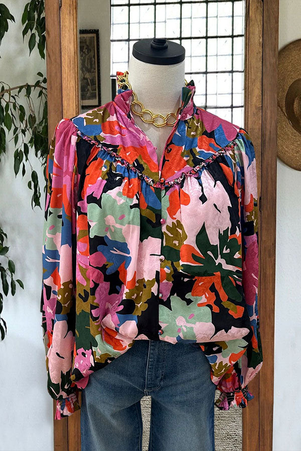 Schöne Bluse mit Rüschen und langen Ärmeln und Blumenmuster