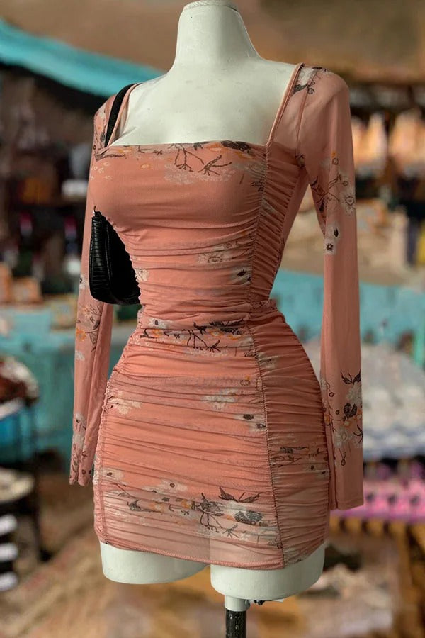 Hübsches Kleid mit Blumenmuster und quadratischem Ausschnitt