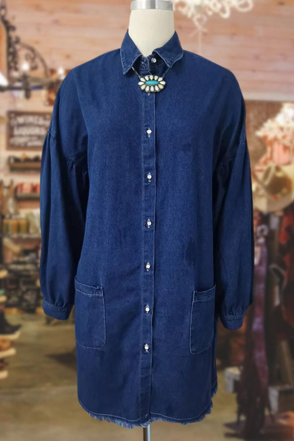 Lockeres, langärmliges Denimkleid mit offener Kante