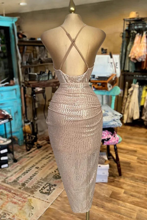 Robe plissée à paillettes brillantes et col en V