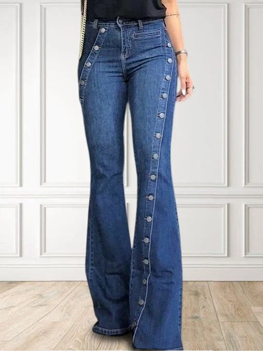 Modische, schlichte, lange Jeanshose mit ausgestelltem Bein und Knopfdekor