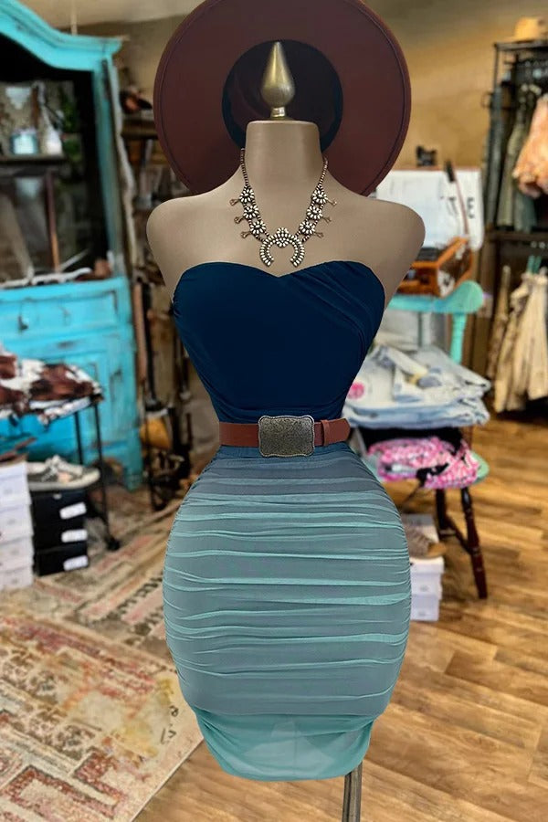 Trägerloses Minikleid aus Netzstoff in Kontrastfarbe