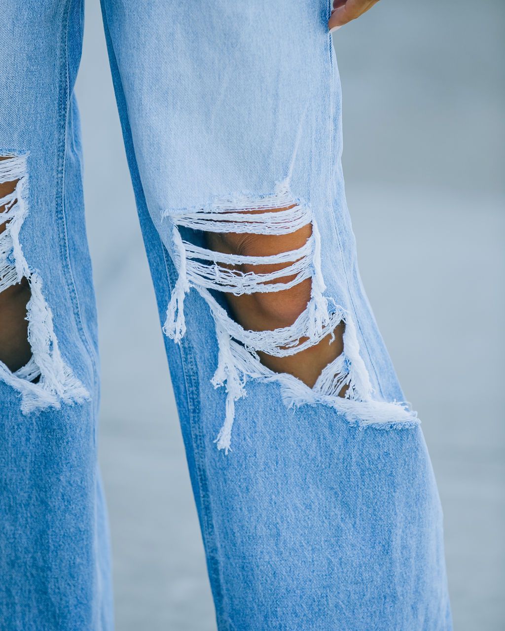 Neue lässige Jeanshose mit weitem Bein und Löchern
