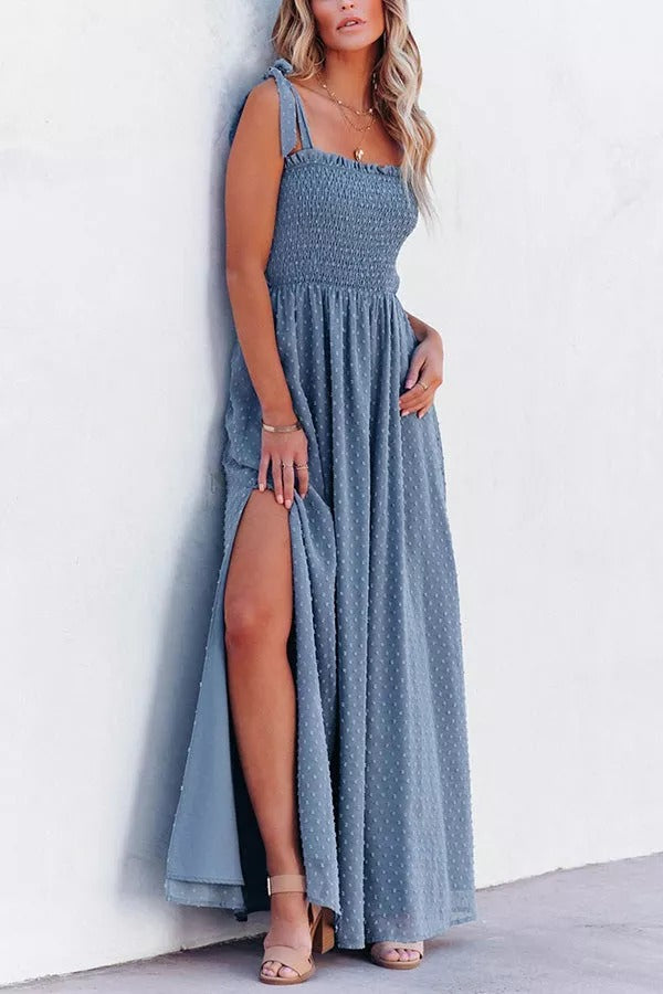 Libra – Gesmoktes Maxikleid mit Schweizer Punkten und Schlitz
