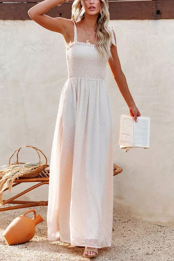 Libra – Gesmoktes Maxikleid mit Schweizer Punkten und Schlitz