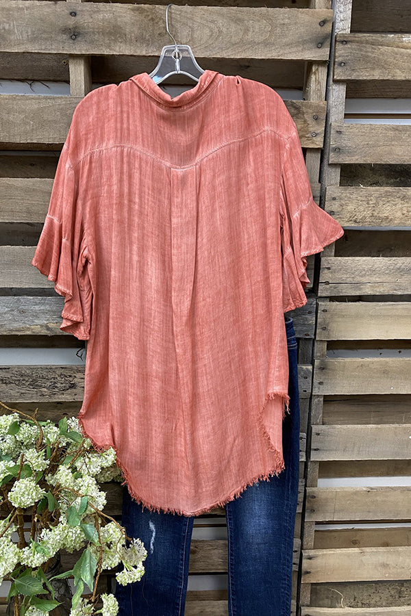 Gewaschenes, abgenutztes Hemd mit gebürsteten Rüschenärmeln