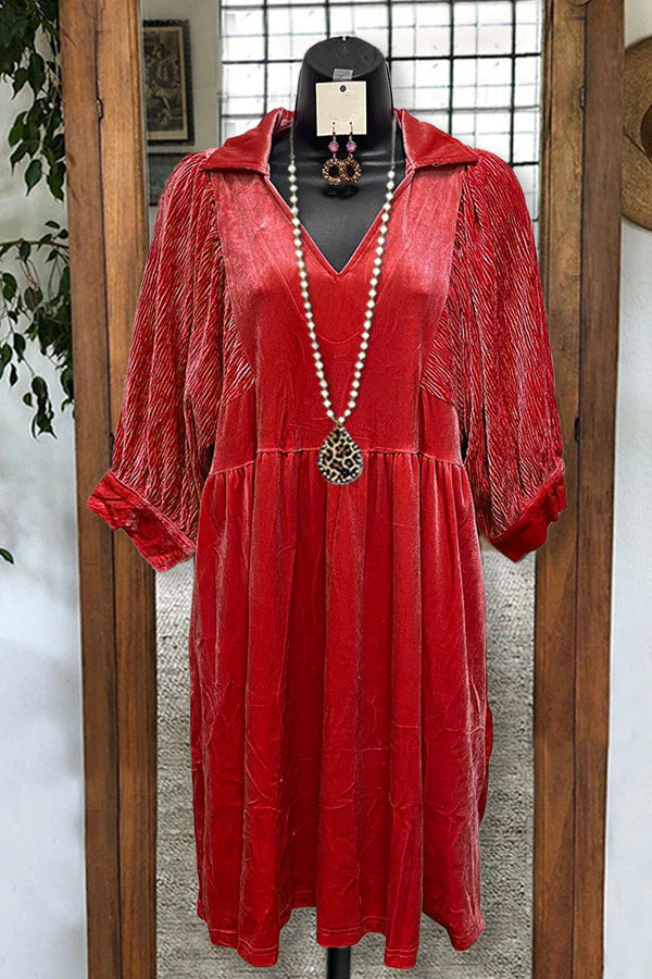 Robe plissée en velours à manches bouffantes et col en V