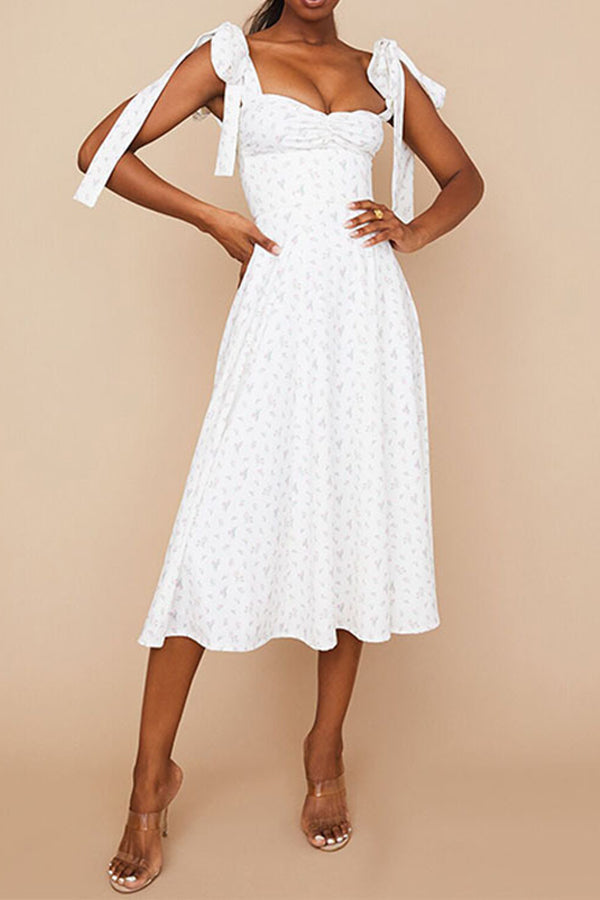 Stilvolles Kleid mit V-Ausschnitt, Sling-Trägern, Blumenmuster, offenem Rücken und Schlitz