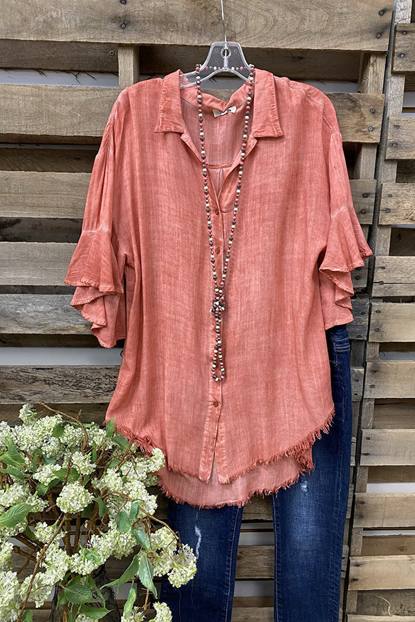 Gewaschenes, abgenutztes Hemd mit gebürsteten Rüschenärmeln