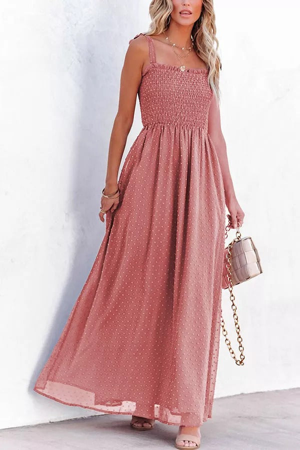 Libra – Gesmoktes Maxikleid mit Schweizer Punkten und Schlitz