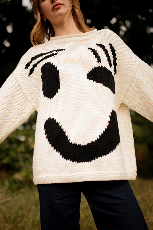 Pull ample en tricot coloré avec visage souriant pour se sentir bien