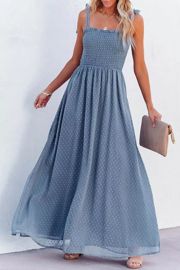 Libra – Gesmoktes Maxikleid mit Schweizer Punkten und Schlitz