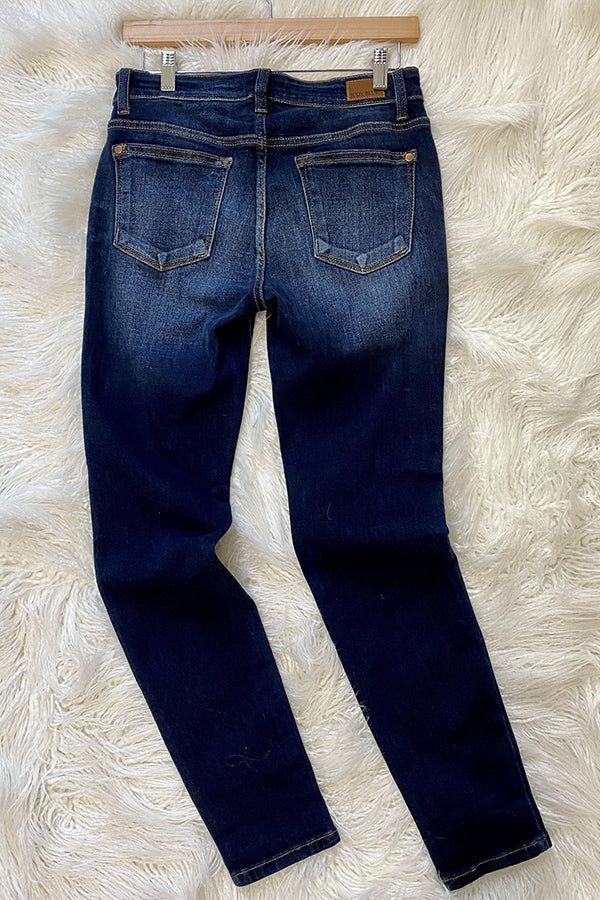 Lässige dunkle Jeans
