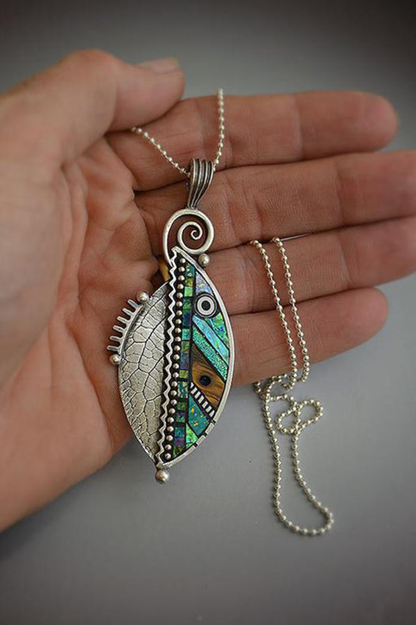 Collier pendentif feuille verte irisée