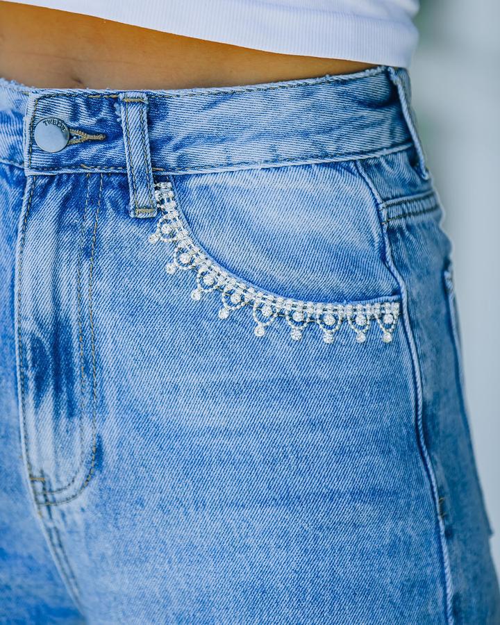 Neue lässige, lockere Jeanshose mit Blütenblatttasche