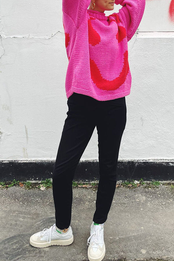 Pull ample en tricot coloré avec visage souriant pour se sentir bien