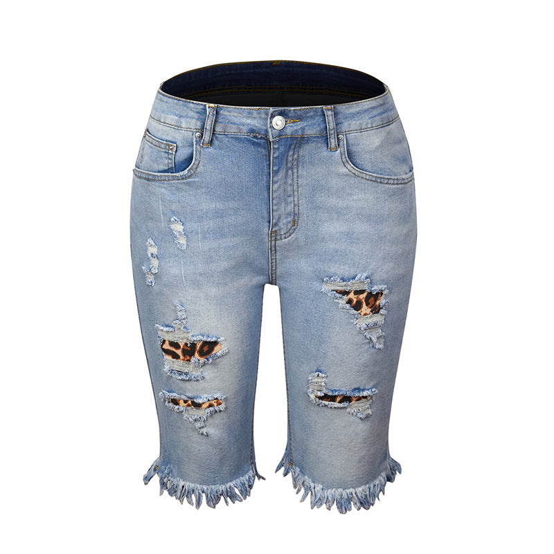 Perforierte Jeansshorts mit hohem Stretchanteil und Quaste