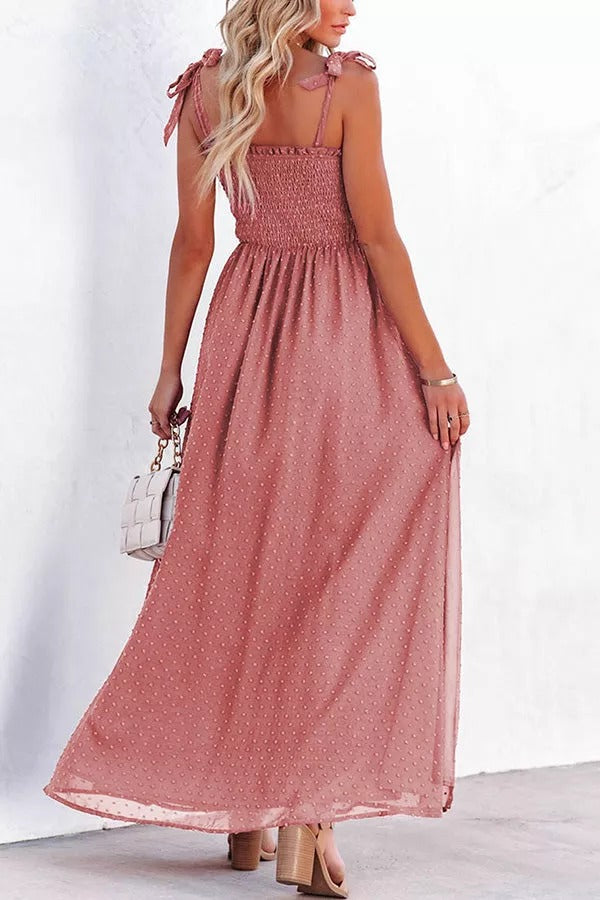 Libra – Gesmoktes Maxikleid mit Schweizer Punkten und Schlitz