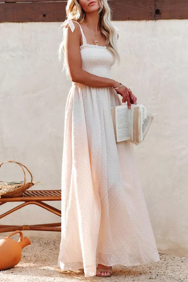 Libra – Gesmoktes Maxikleid mit Schweizer Punkten und Schlitz
