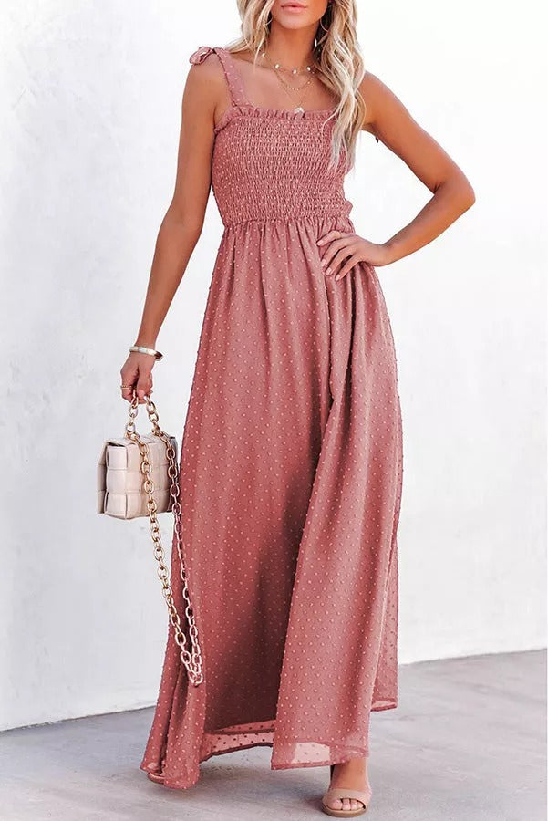 Libra – Gesmoktes Maxikleid mit Schweizer Punkten und Schlitz