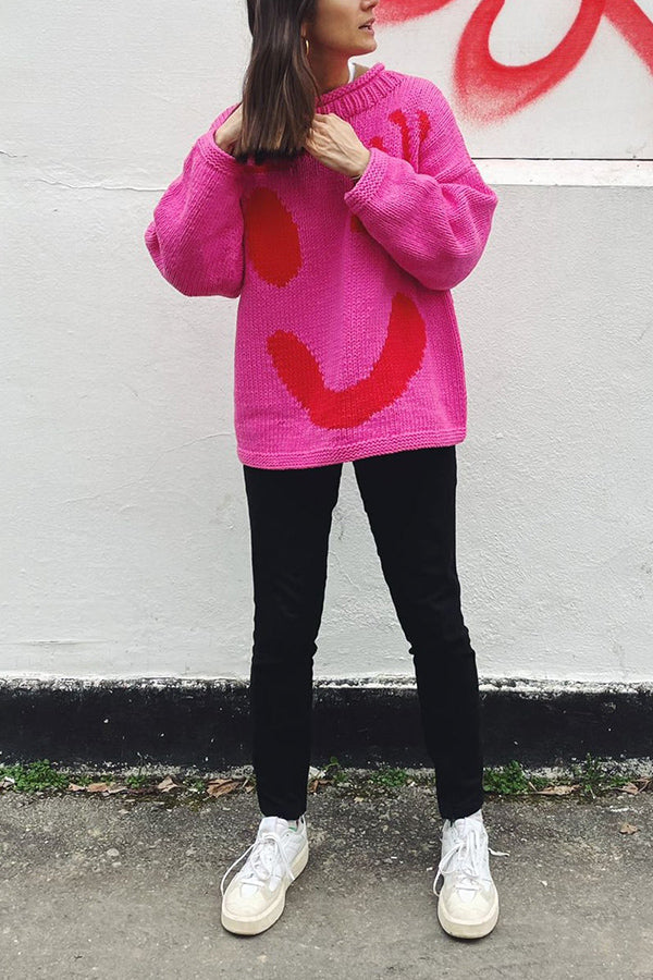 Pull ample en tricot coloré avec visage souriant pour se sentir bien