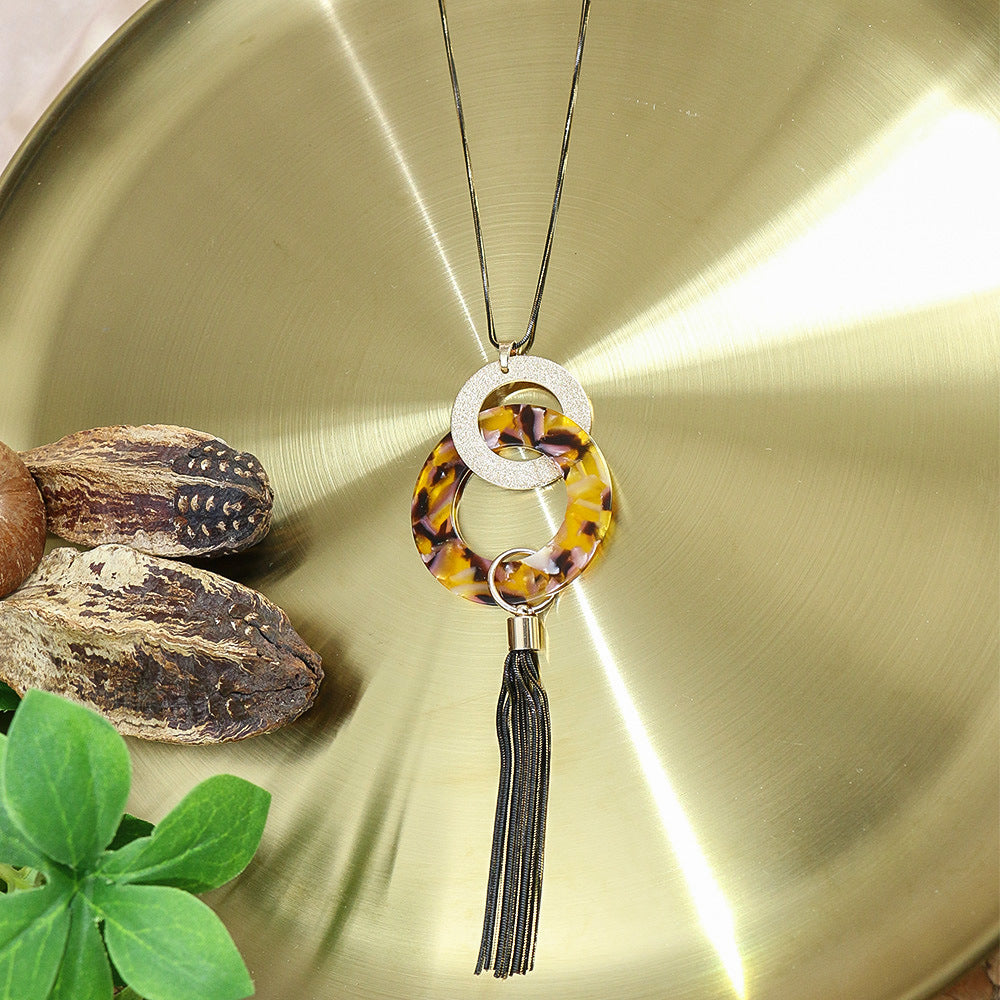 Collier à franges en acrylique tendance avec chaîne de pull