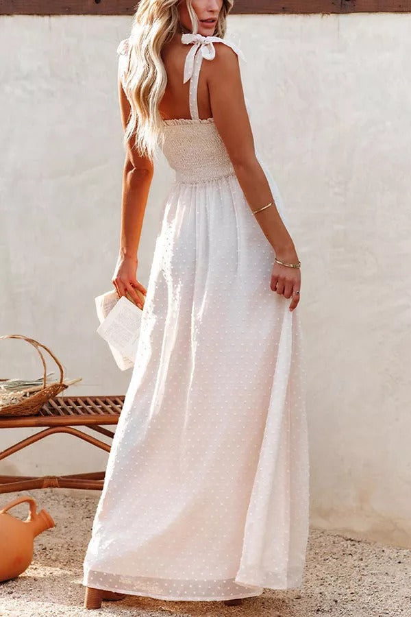 Libra – Gesmoktes Maxikleid mit Schweizer Punkten und Schlitz
