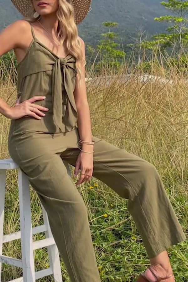 Combinaison ample à bretelles et nœud papillon