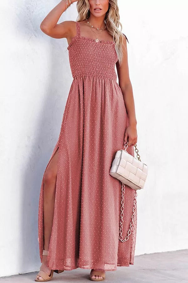 Libra – Gesmoktes Maxikleid mit Schweizer Punkten und Schlitz