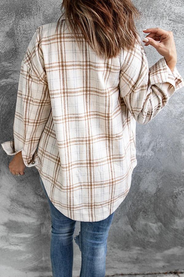 Veste mi-longue à carreaux et revers boutonnés sur le devant