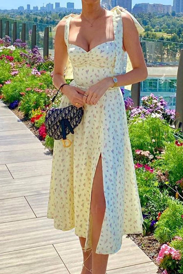 Stilvolles Kleid mit V-Ausschnitt, Sling-Trägern, Blumenmuster, offenem Rücken und Schlitz