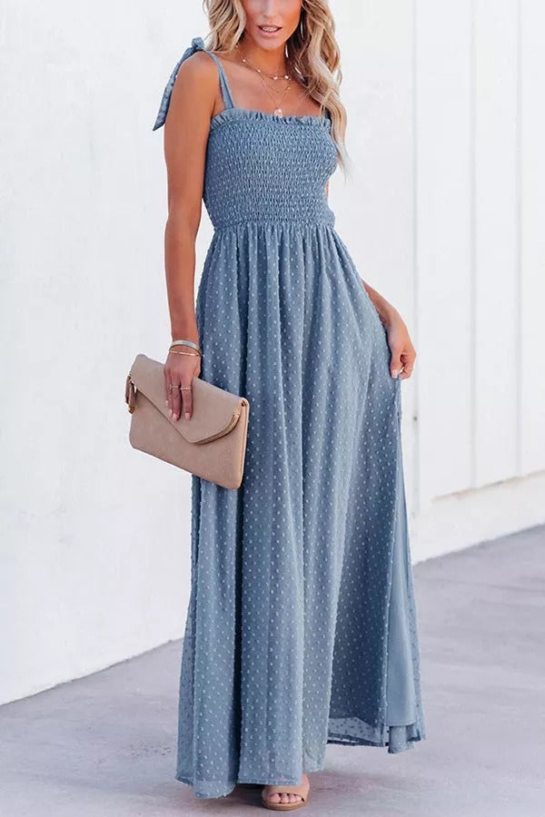 Libra – Gesmoktes Maxikleid mit Schweizer Punkten und Schlitz