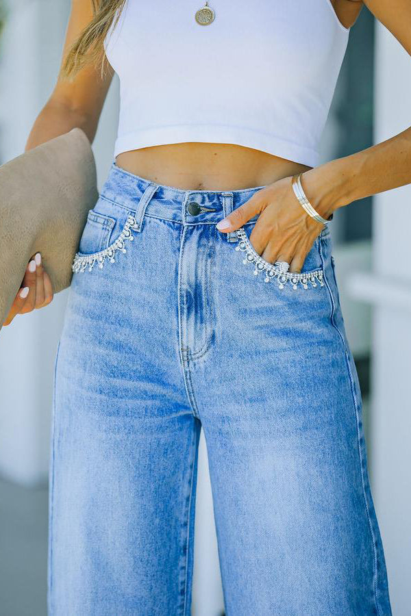 Neue lässige, lockere Jeanshose mit Blütenblatttasche