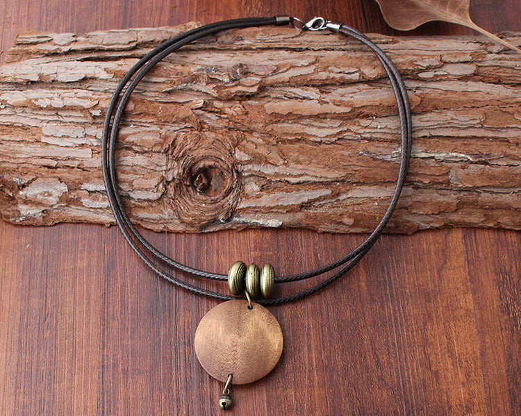 Collier vintage en bois avec chaîne de pull