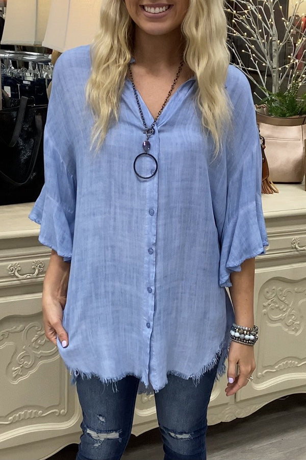 Gewaschenes, abgenutztes Hemd mit gebürsteten Rüschenärmeln