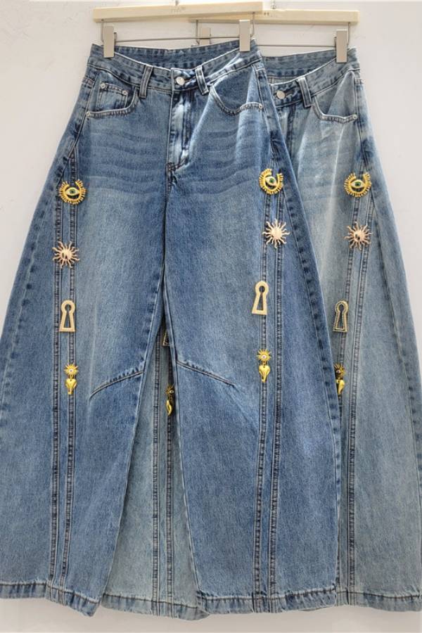 Vintage Metal Badge Decor Wide‑Leg Jeans