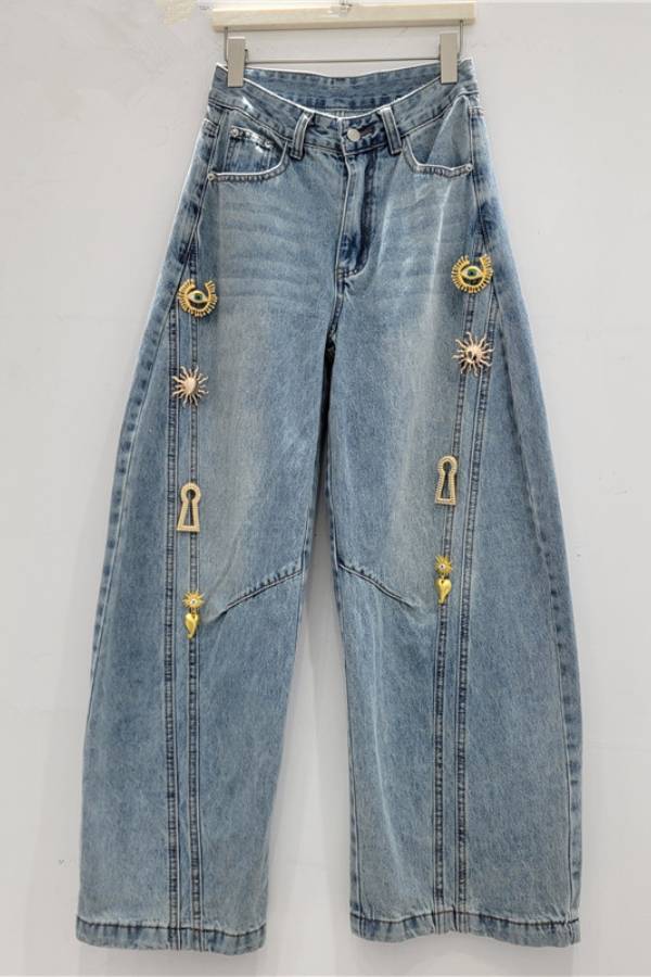 Vintage Metal Badge Decor Wide‑Leg Jeans