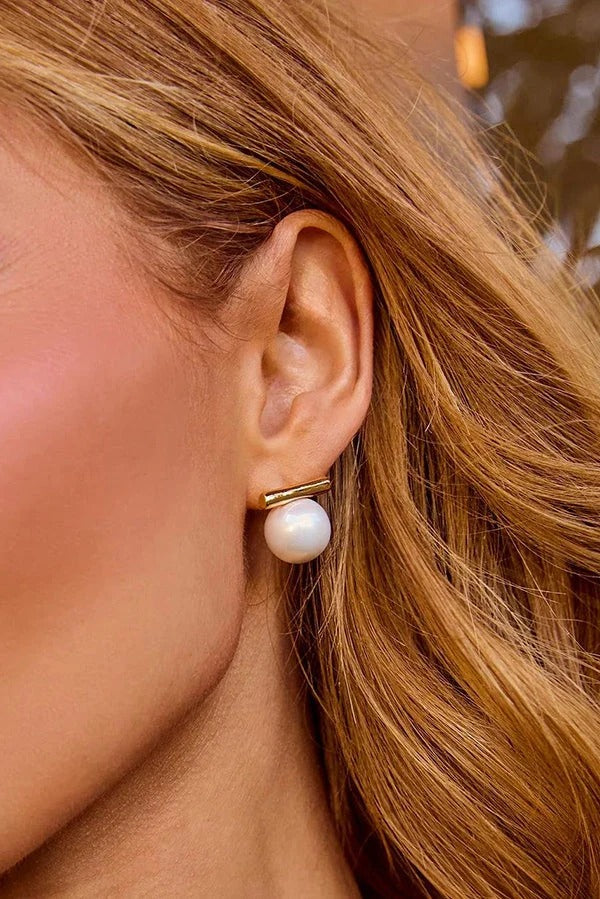 Minimalist Balance Beam Pearl Earrings